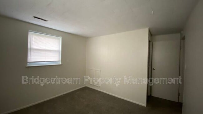 Building Photo - 105 Bedford Farm Cir