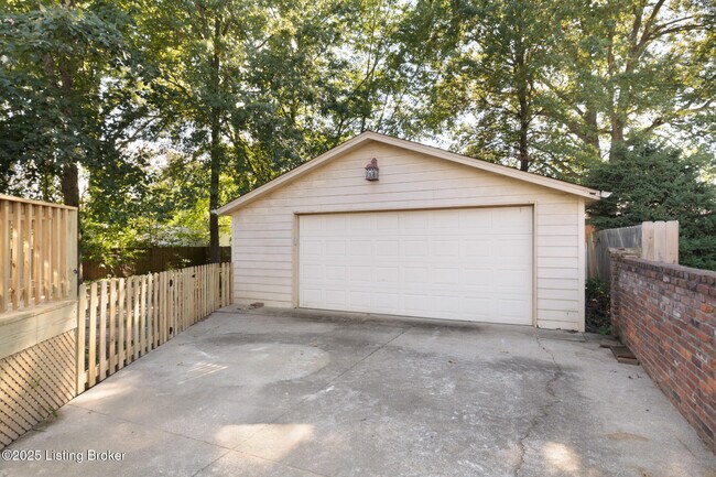 Building Photo - 810 Beechwood Rd