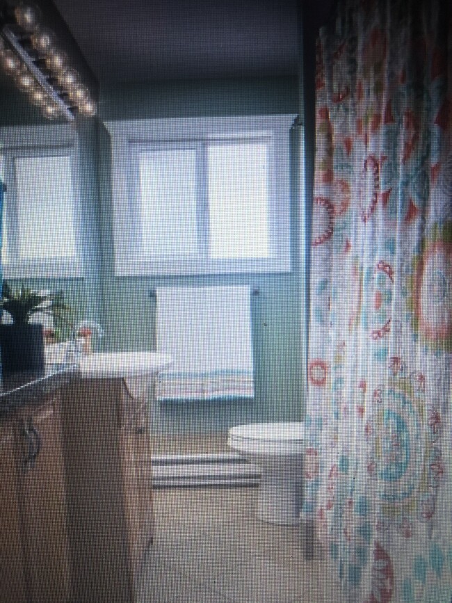 Full bathroom - 1408 West Ave