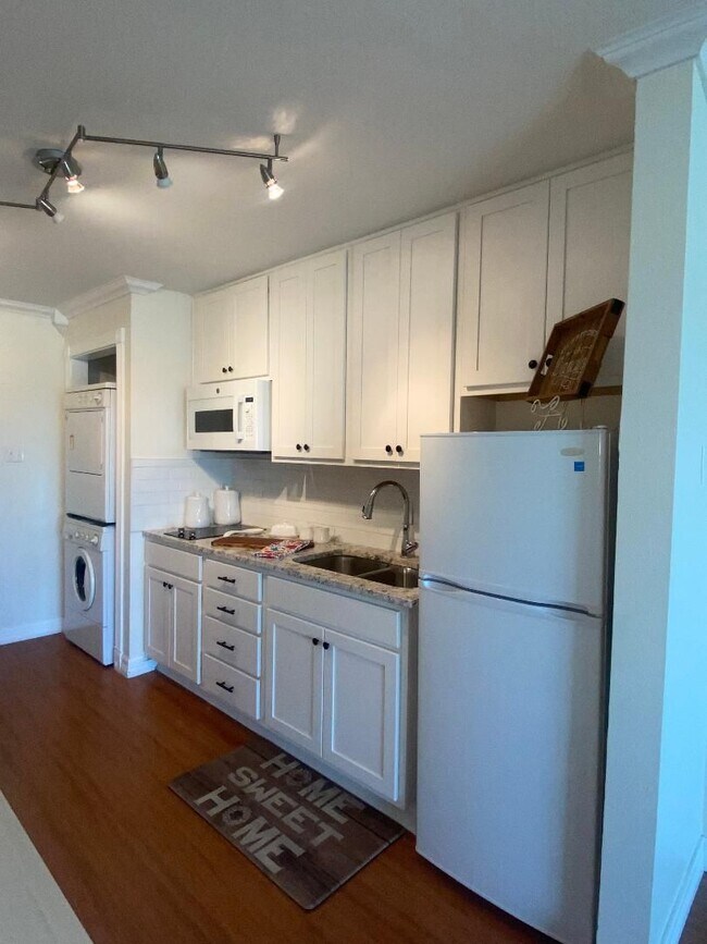 Building Photo - STUDIO CONDO WITH A MILLION DOLLAR LAKE VIEW