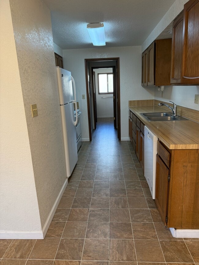 Building Photo - 1036 NE Barager Ave