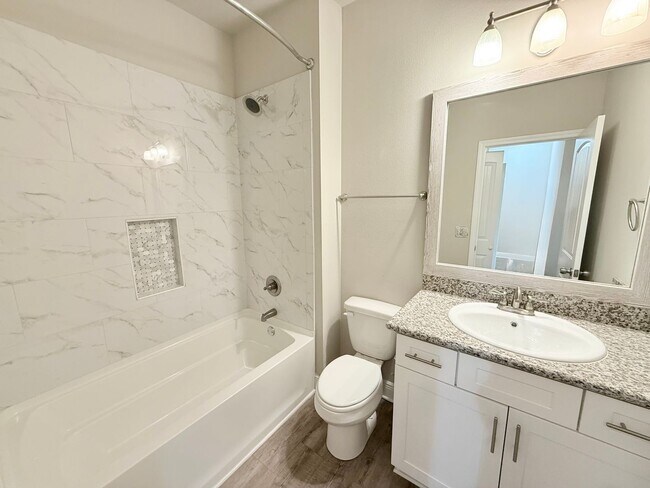 Building Photo - 3-Bedroom Townhome - Prime Pensacola Location