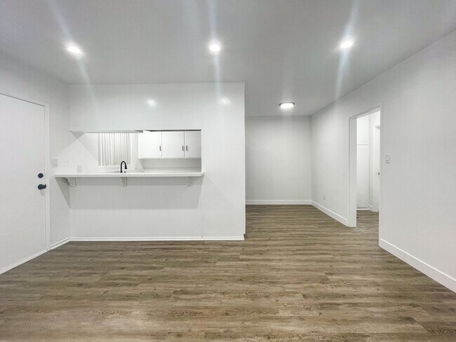Building Photo - Upgraded 1 Bedroom In Torrance with Parkin...