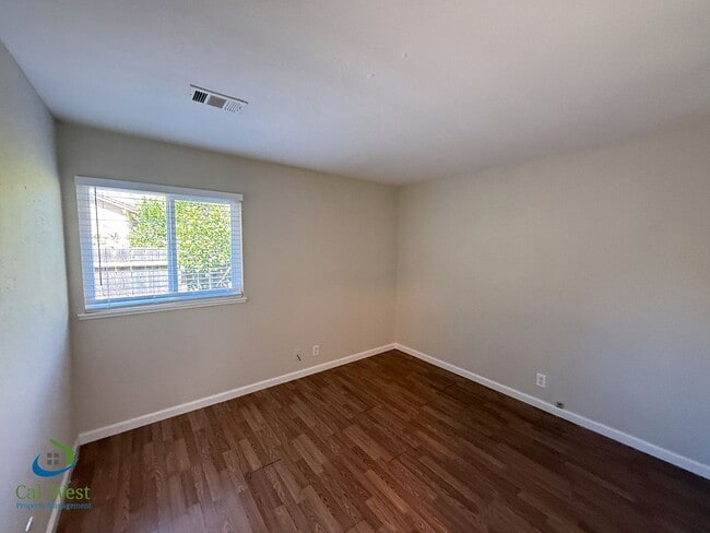 Building Photo - $2995.00 Spacious 3 Bed / 2 Bath Cottage i...