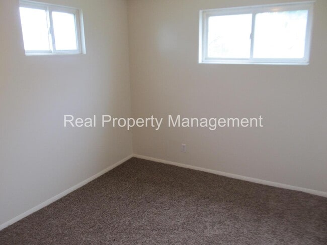 Building Photo - A 4 Bed, 2 Bath House, Available in Novemb...