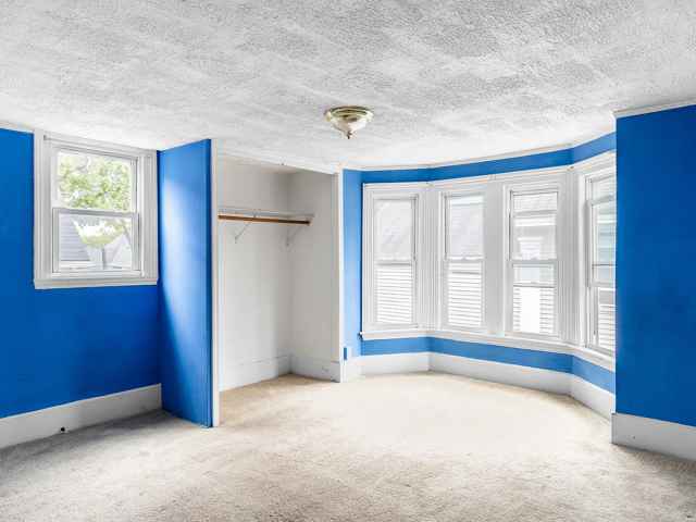 Building Photo - Center St