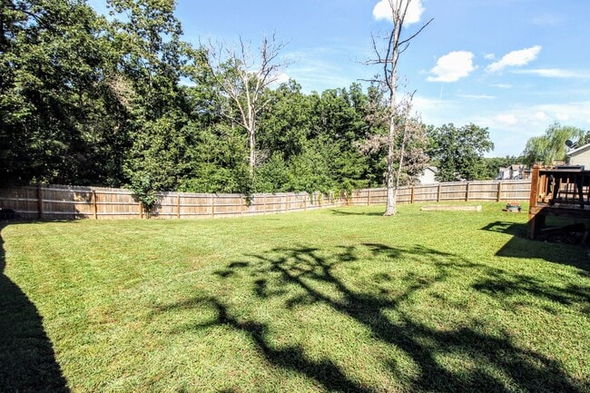 Building Photo - Beautiful fenced home