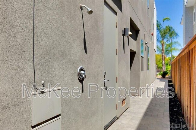 Building Photo - 157 Donax Ave