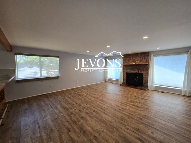 Building Photo - $500 Rent Credit - Comfortable family home...