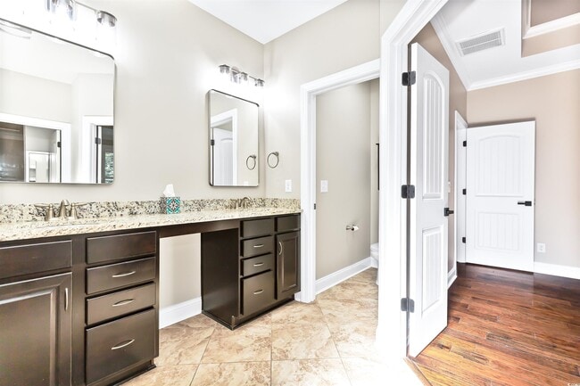 Building Photo - 1592 Buckingham Ave