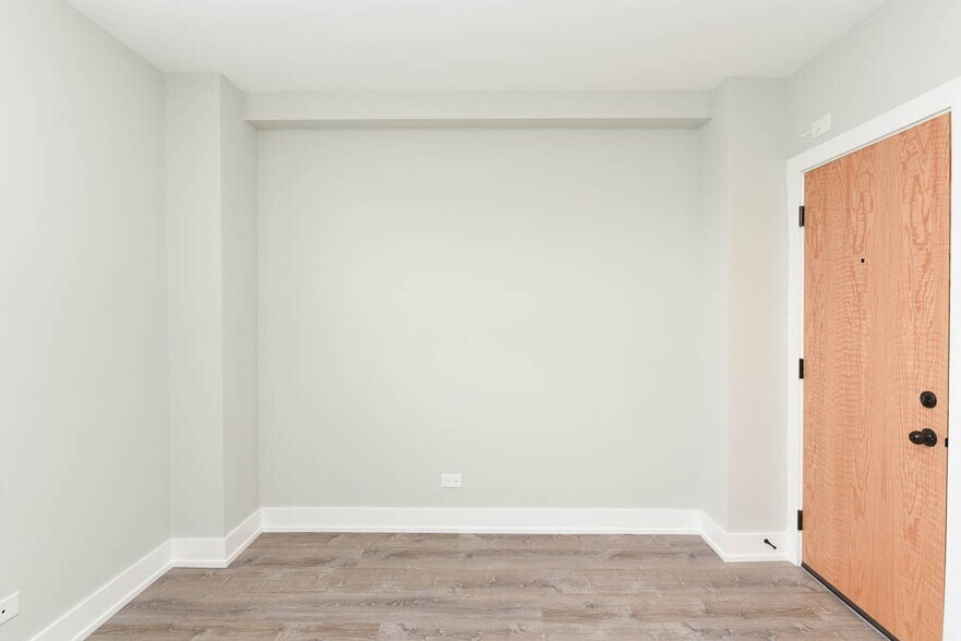 Building Photo - 510 W Belmont Ave