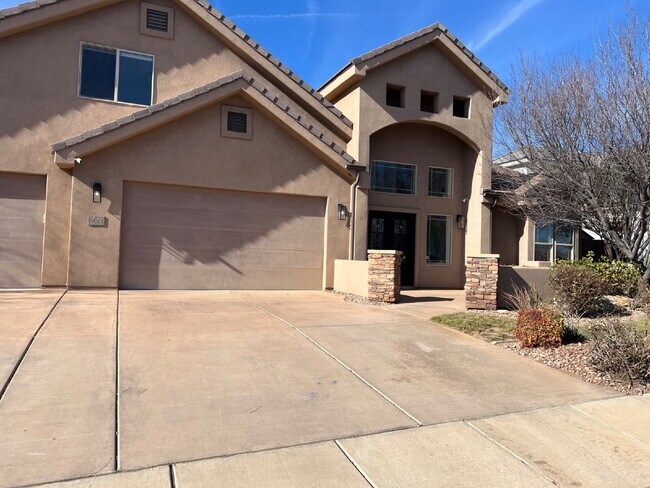 Building Photo - "Spacious 5-Bedroom Oasis with 3 Full Baths in Beautiful St. George – 2,998 Sq. Ft. of Comfort!"