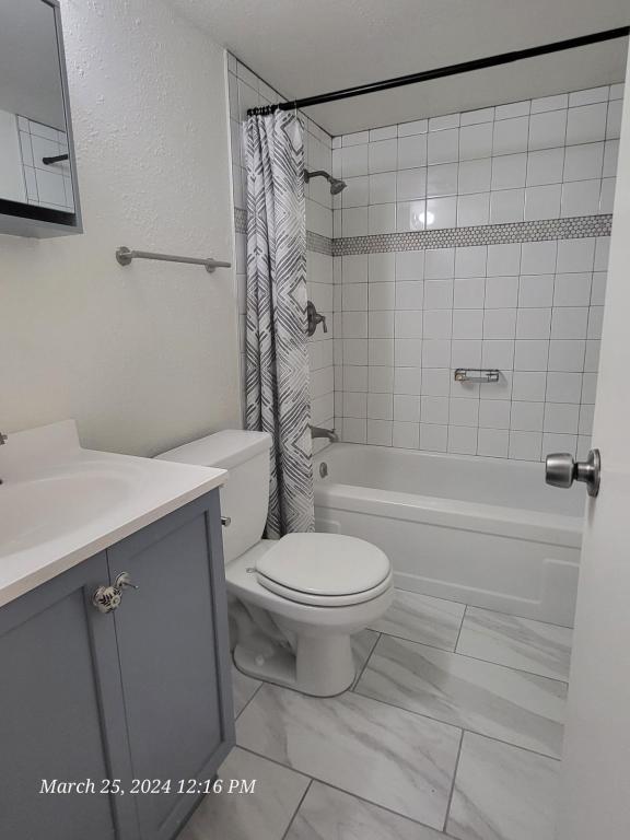 Building Photo - 2202 Davis Ave