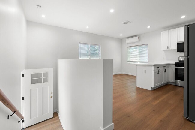 Building Photo - Newly Remodeled 1 Bed, 1 Bath Apartment in Prime Silver Lake!