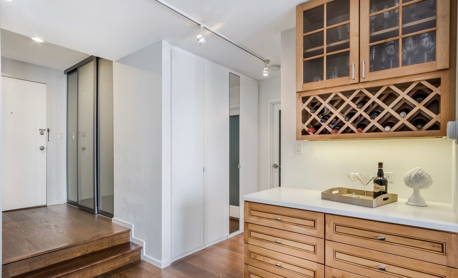 Building Photo - 230 E Ontario St