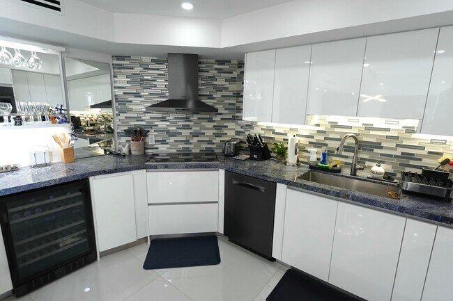 Building Photo - 2860 S Ocean Blvd