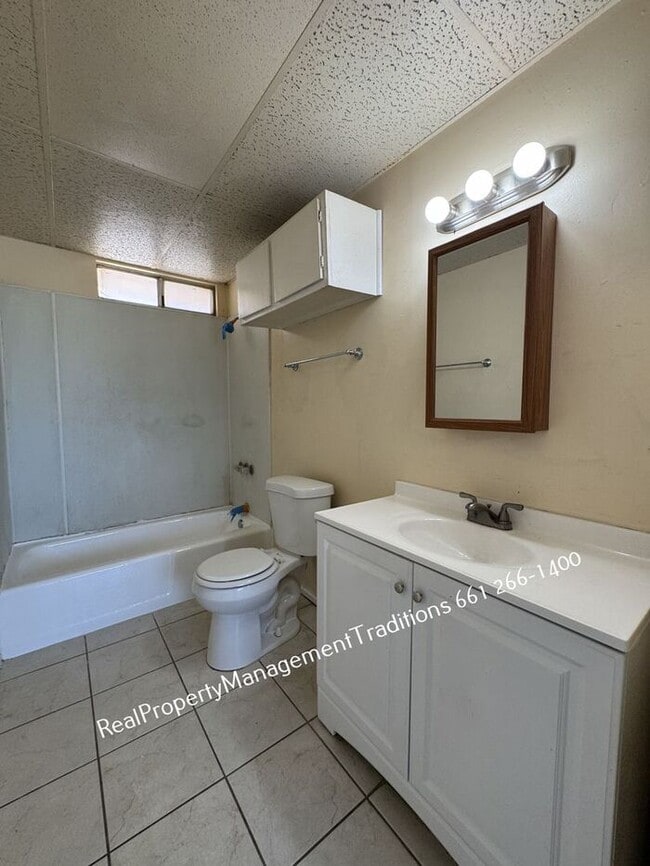 Building Photo - Charming 2 + 1 Duplex in Rosamond