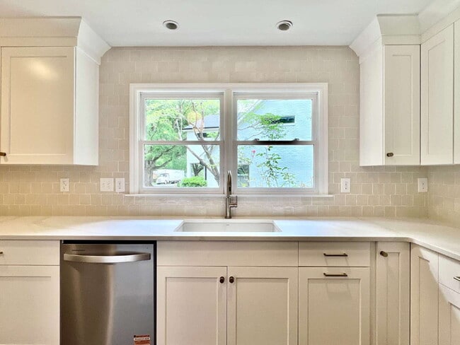 Building Photo - LUXURIOUS LANSDOWNE RETREAT!