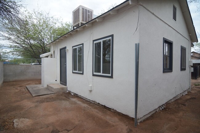 Building Photo - Charming 1 Bedroom 1 Bath! Central Tucson Location! Minutes from the UofA!
