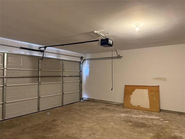 Building Photo - 451 Oakdale Dr
