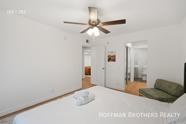 Building Photo - 7441 Hazeltine Ave