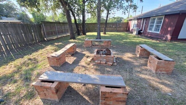 Building Photo - 201 Elm Ave