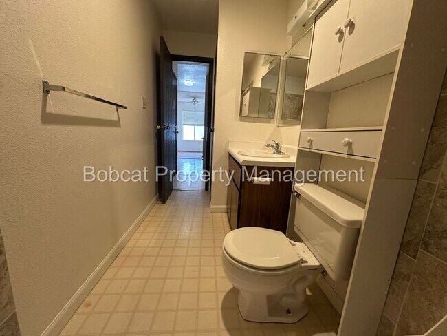 Building Photo - 400 S Saliman Rd