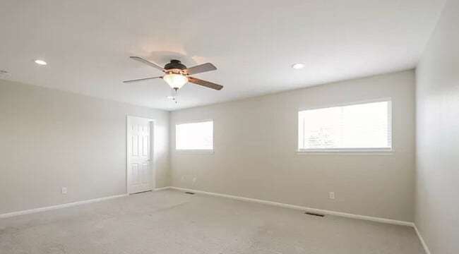 Building Photo - 892 Willow Dr