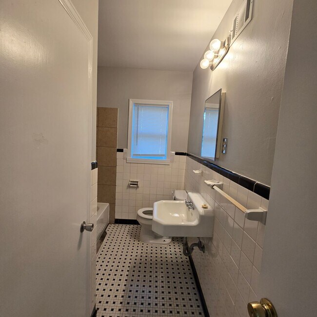 Building Photo - 3686 Philsdale Ave