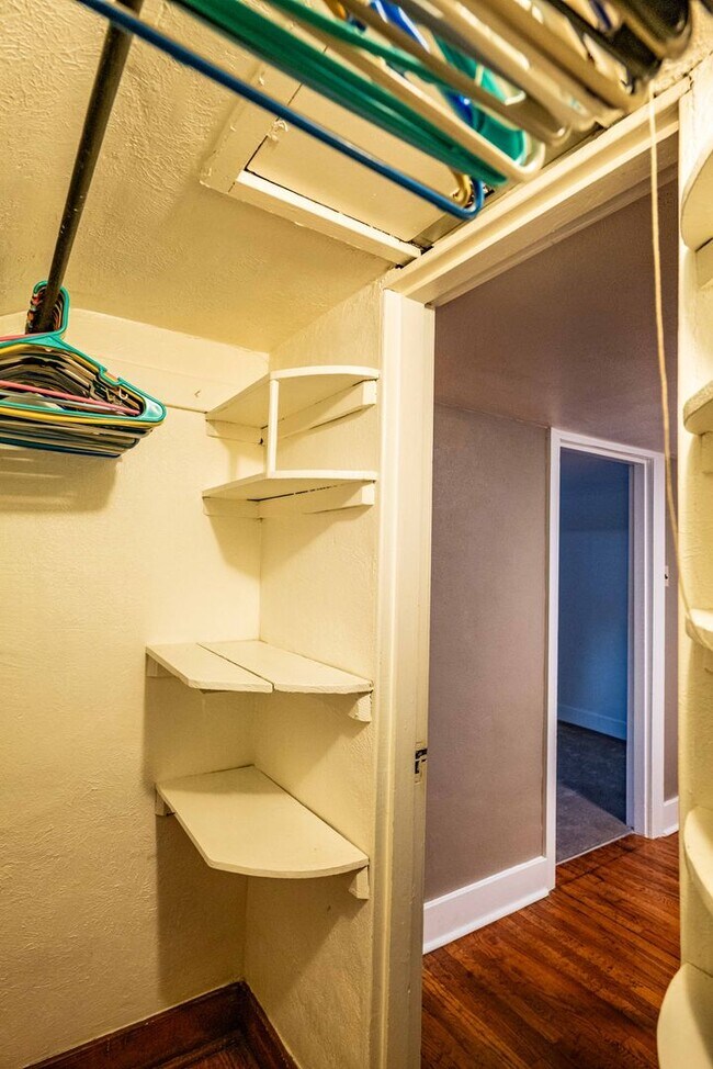 Building Photo - SCORE 1ST MONTH'S RENT FREE IF SIGNED BY FEB 13! Gorgeous 2 bedroom with BONUS ROOM in Scott Town...