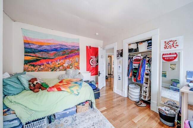 Building Photo - Ultimate 6-Bedroom House with Amazing Front Porch!