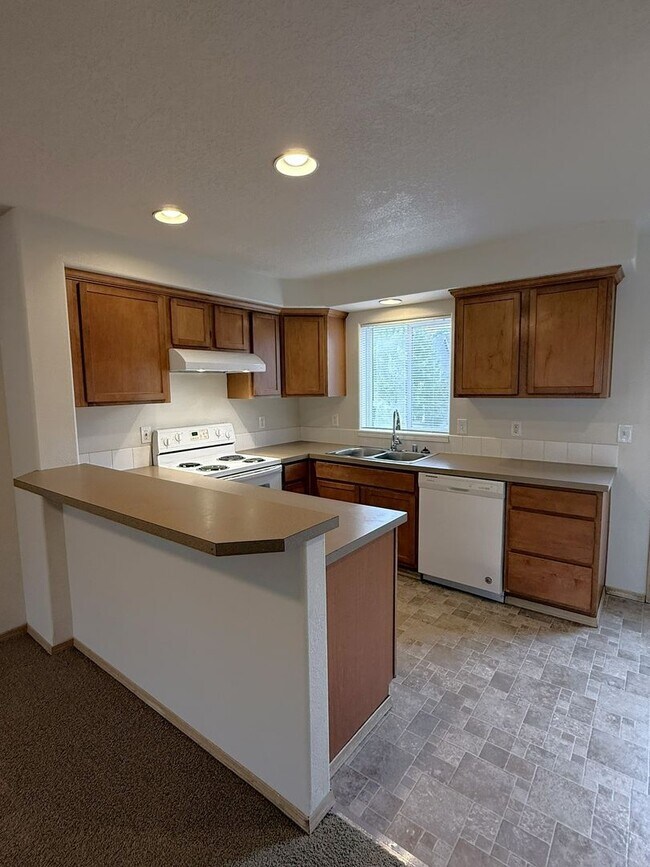 Building Photo - 3 Story ~ 3 Bed/3 Bath Townhome in Parkview Village!