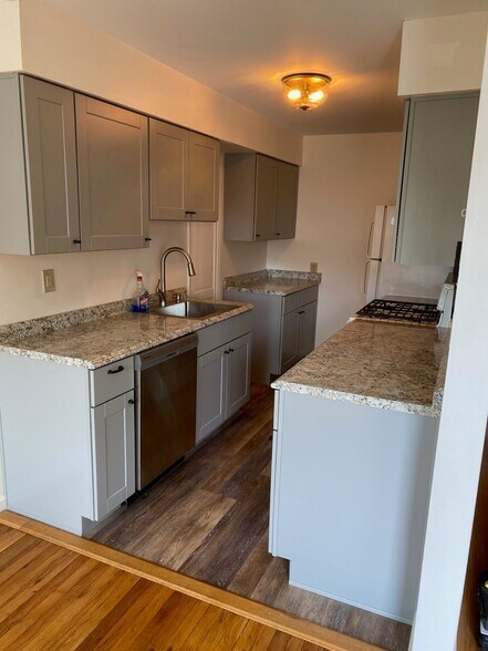 Building Photo - 6 Colonial Rd