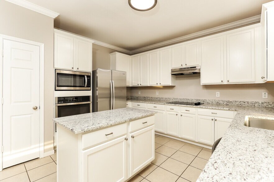 Building Photo - 2125 Warwick Pl