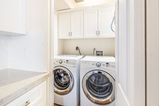 Building Photo - Prime Location 3 bedroom Townhome with Central A/C & Heat. Laundry in unit. Side-by-Side parking.