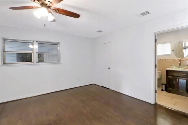 Building Photo - 5602 Sylmar Rd