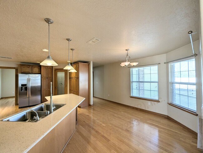 Building Photo - Luxurious Relaxation in Raintree