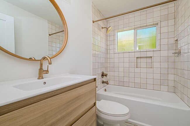 Building Photo - Warm and Welcoming 3 Bedroom in Prime Seattle Location