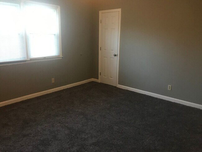 Building Photo - 2 Bedroom Near Downtown Charlotte