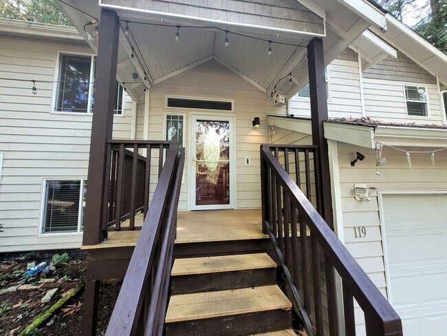 Building Photo - Spacious 3 Bedroom Home with Garage