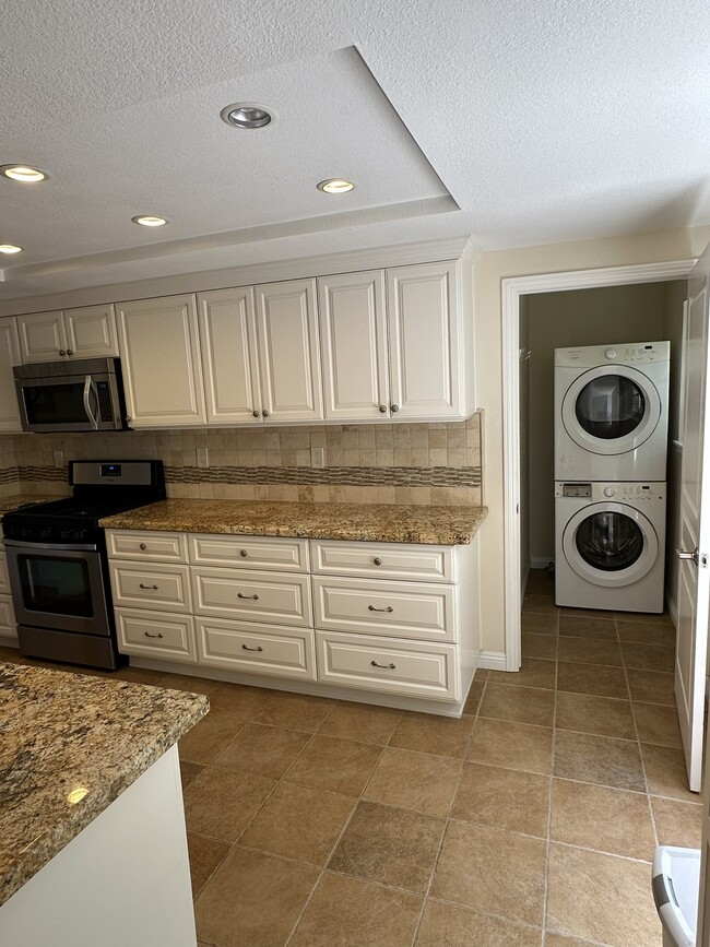 Building Photo - 898 English Holly Ln