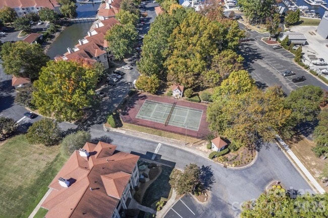 Building Photo - 18009 Kings Point Dr