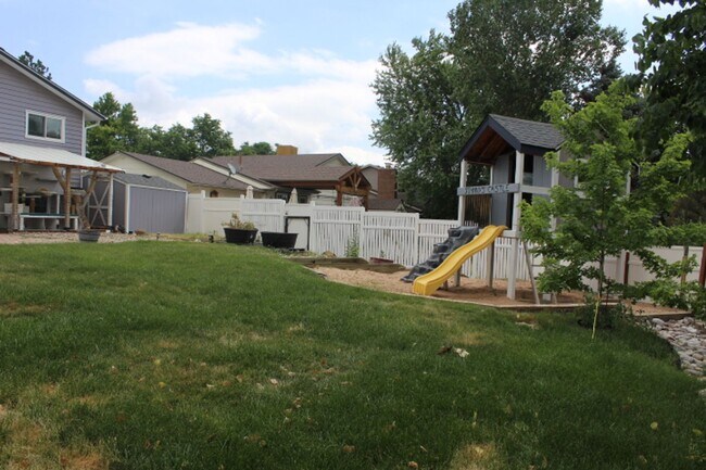 Building Photo - Columbine Hills - 3 BR/2 1/2 BA Home!