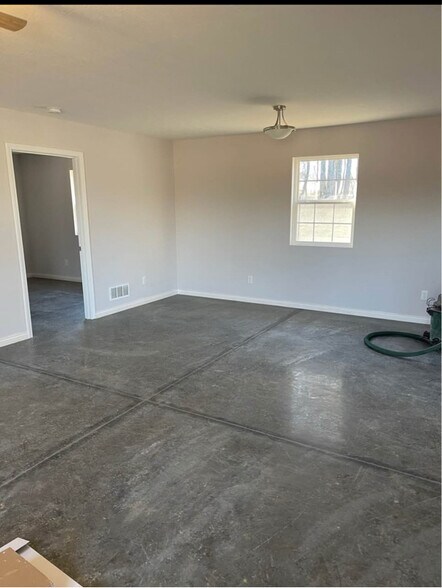 Building Photo - 17 Tracker Ln