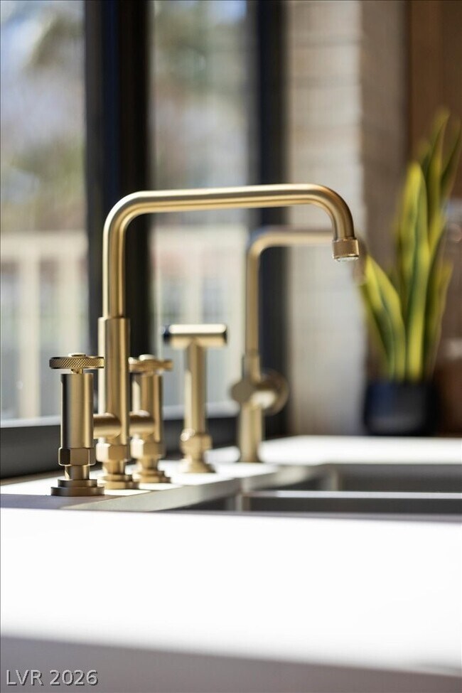 Building Photo - 2401 Driftwood Dr