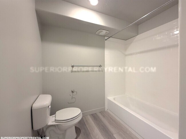Building Photo - 2 bed, 1 bath Condo