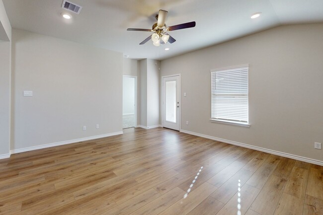 Building Photo - 3 Bedroom 2 bath with Home Office and 2 ca...