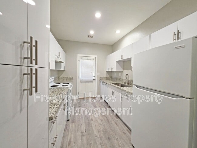 Building Photo - 1121 Sixshooter Ave