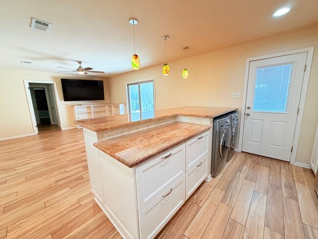 Building Photo - Amazing detached 2/2.5 duplex in Central Austin!!!