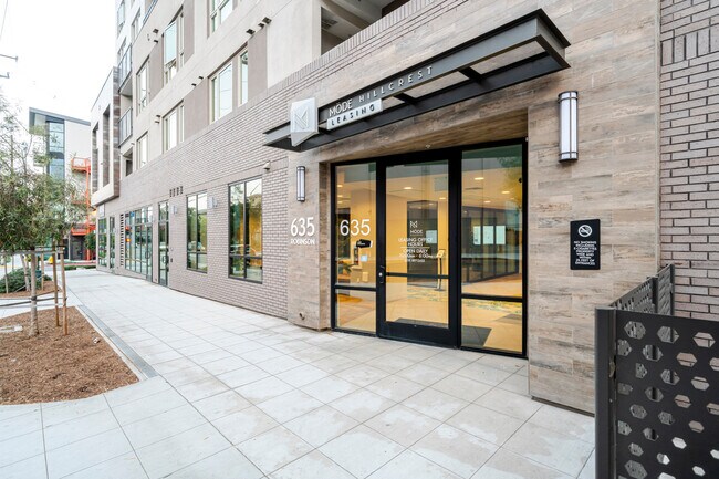 Building Photo - 635 Robinson Ave